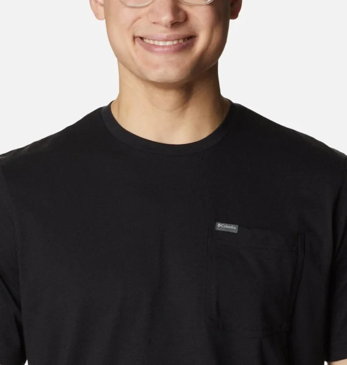 Herren-T-Shirt mit Tasche von Thistletown Hills™ Herren-T-Shirt mit Tasche von Thistletown Hills™